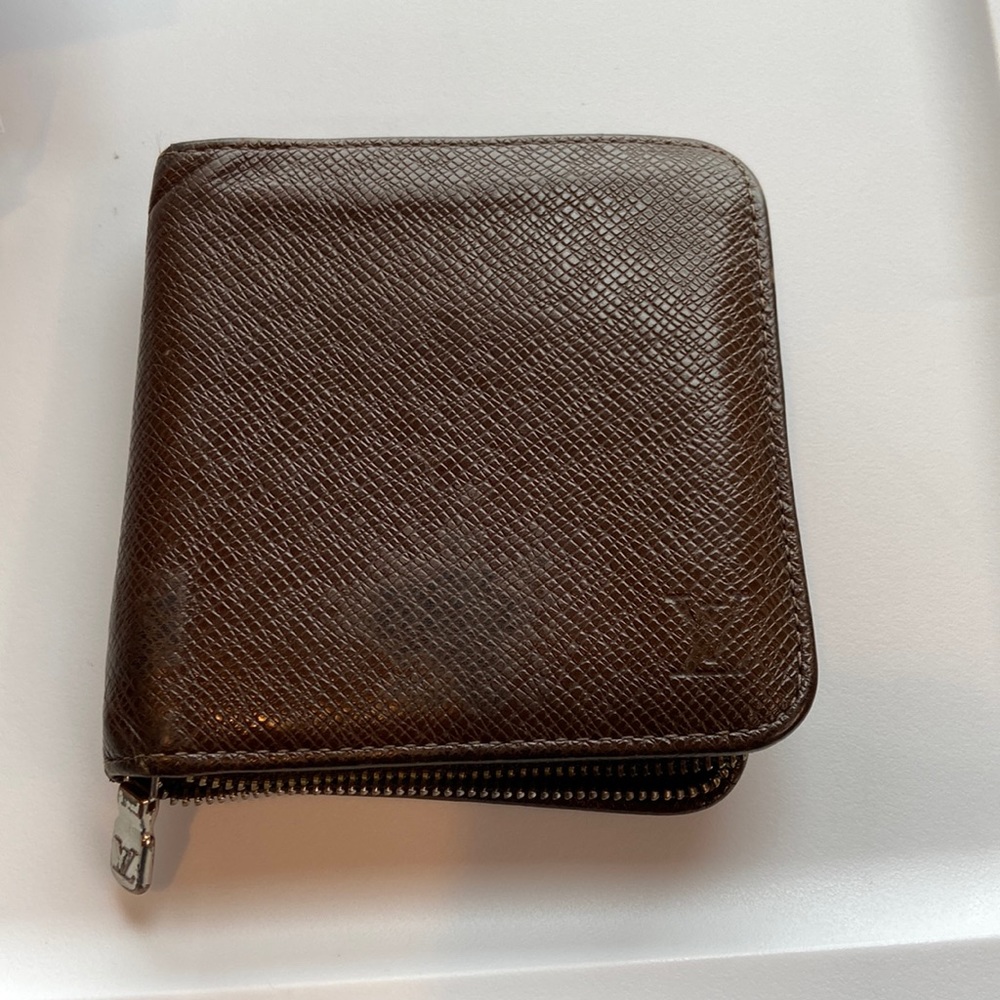 - Louis Vuitton taiga zippy wallet - Picture 1 of 15